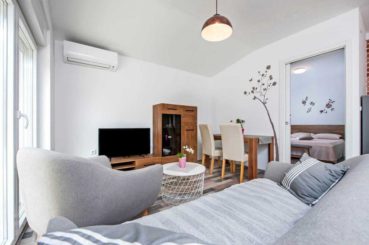 Paola Cozy Apartment Rovinj Exterior photo